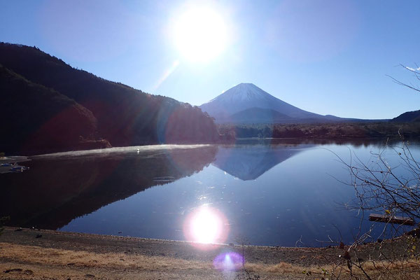 精進湖畔の富士山