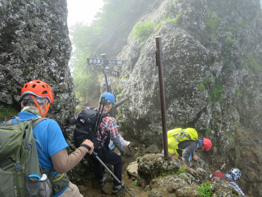 赤岳山頂下り