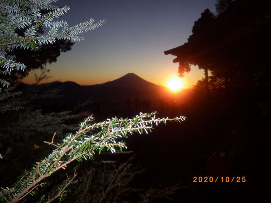 随身門前でのご来光