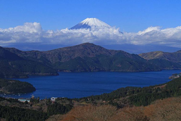 11月23日　12：27　大観山の方から、静岡と山梨側の雪の量の差違がよく分かります