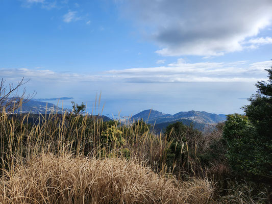 左には真鶴半島、右には初島が見えた（10:06）