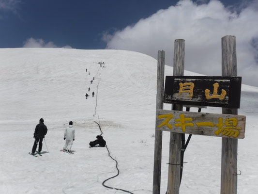 月山スキー場のゲレンデ（リフトから降りてから上部はスキー板を担いで登る）