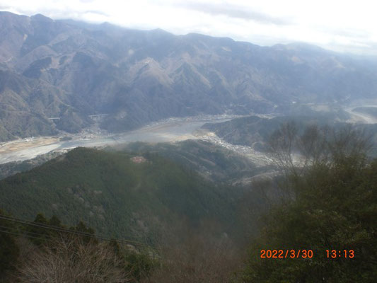  頂上展望台より身延町と富士川