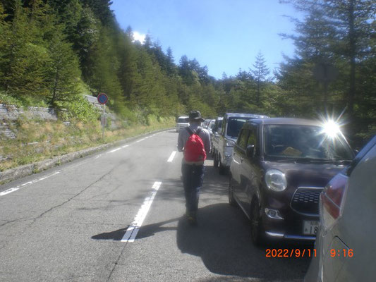 駐車場から2キロ下の路肩駐車して登山開始