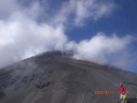 雲間から富士山頂