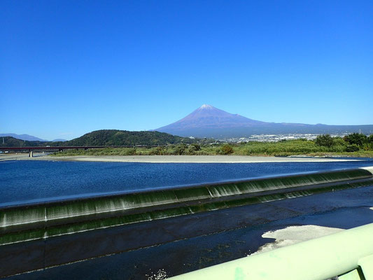 富士川橋から手前四ヶ郷(しかごう)頭首工(とうしゅこう)、中央左岩本山、奥に富士山