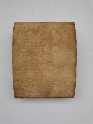 Loa 1, Acryl auf Gips auf Pappe, 2022 - 29,5 x 23,4 x 8,3 cm