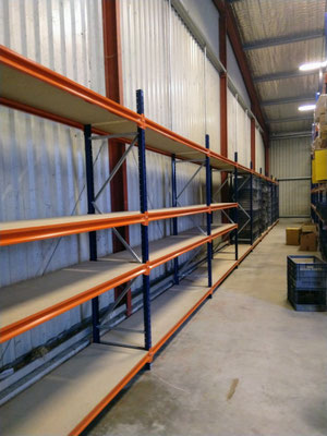 Rayonnage mi-lourd avec platelage bois aggloméré