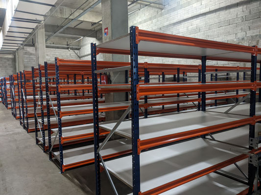 Rayonnage mi-lourd avec platelage mélaminé