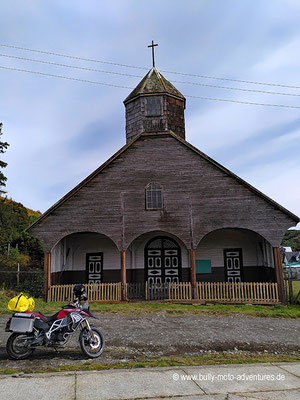 Chile - Insel Chiloé - Holzkirche in Quicaví
