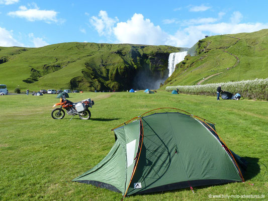 Island - Campingplatz am Wasserfall Skógafoss