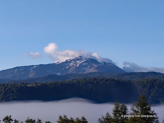 Chile - Malalcahuello - Aussicht vom Campingplatz "Dos Volcanos" am Morgen