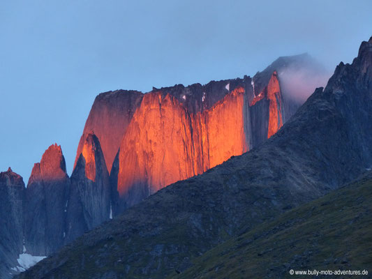 Grönland - Tasermiut Fjord - die Spitze des Nalumasortoq leuchtet orange