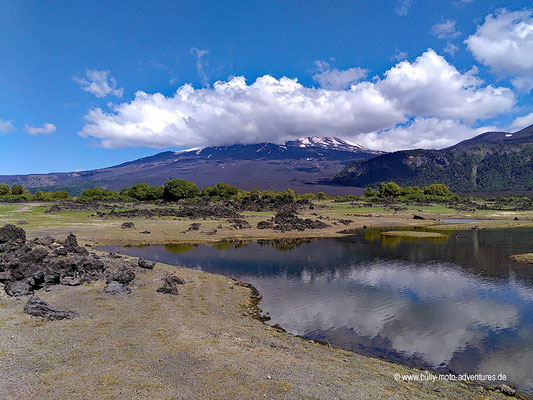 Chile - Parque Nacional Conguillío - Laguna Verde und Vulkan Llaima