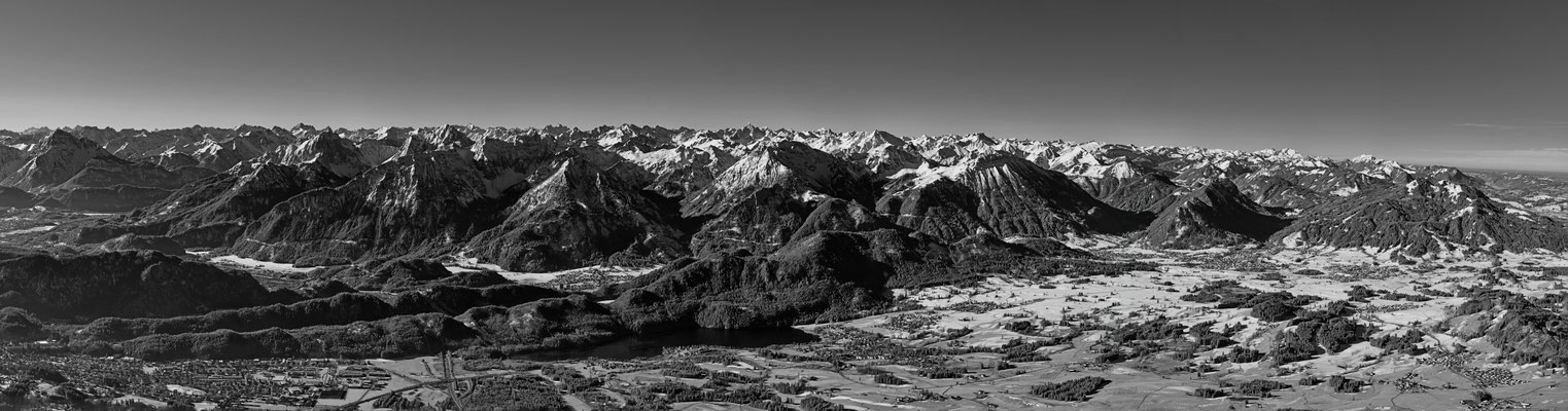 Ostallgäuer Land mit den Bergen Richtung Süden