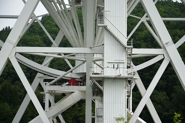 Motordrev (rødt) til høydeaksen og motvekt. The radius of the elevation gear is 28m.