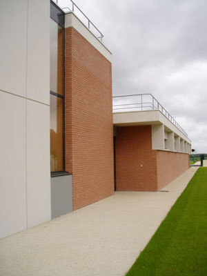 Caserne de Pompiers de Saint Soupplets, briques et béton brut