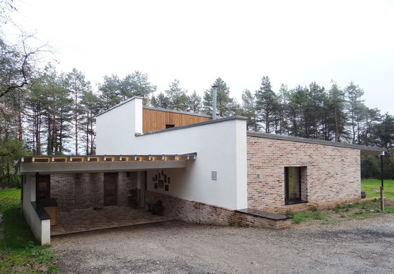 Maison briques et bardage bois, vue de l'entrée