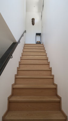 Maison parement pierres, escalier en chêne et main courante en acier