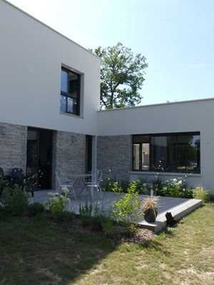 Maison parement pierres, façade arrière, terrasse bois