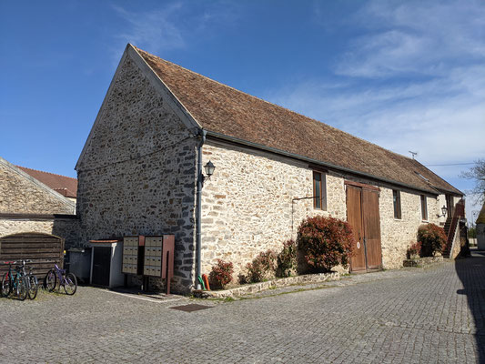 Transformation d'une grange en bureaux et logements, grange existante