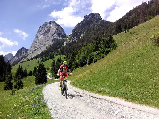 Mit dem E-Mountainbike unterwegs im Berner Oberland