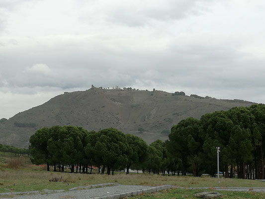 Gegenüber am Berg liegt Pergamon