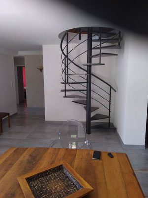 escalier en colimaçon en acier de couleur noire