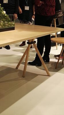 Holztisch mit Gestell