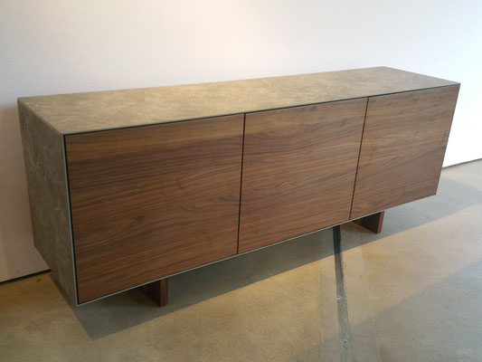 Sideboard mit Keramikseiten in Betonoptik