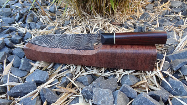 25 Lagen Torsionsdamast, Ebenholz, Wasserbüffelknochen, Cocobolo. Messerständer: Cocobolo