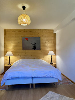 première chambre double avec salle de bain attenante
