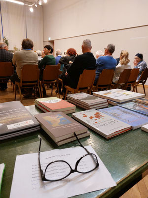 Büchertisch