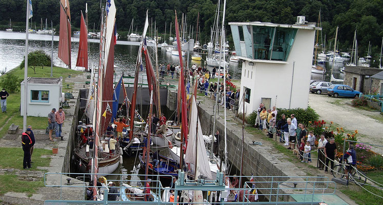 bateaux au passage de l'écluse de Lyvet
