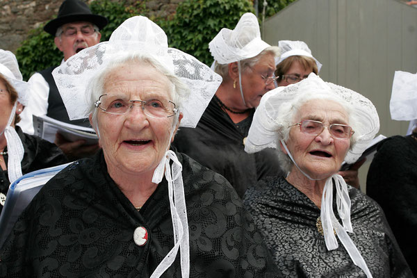 Imagirance- Les belles coiffes de Saint Suliac, coiffes bretonnes  chants