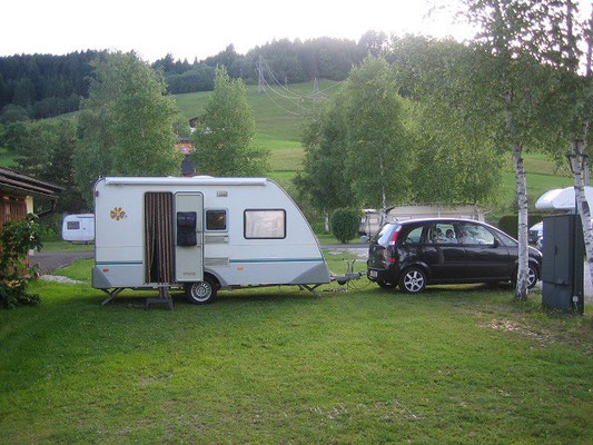 Wohnwagengespann auf einem Campingplatz an der Tauernautobahn nach Kroatien