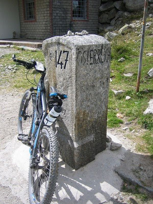 Mountainbike direkt auf der Grenze zwischen Österreich