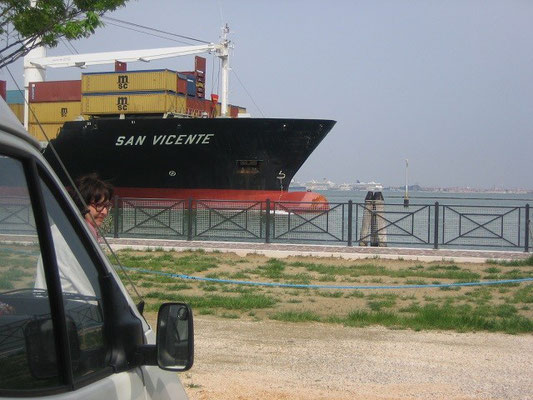 Vor den Toren von Venedig, direkt an der Haltestelle der Linienboote gelegen. Mit ist Auge in Auge mit den Frachtern die vom Hafen auslaufen. 