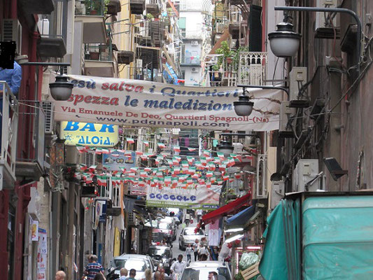 Seitenstrasse in Neapel