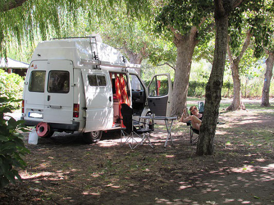 Schattiger Stellplatz auf dem Camping "Blu International" südlich von der Stadt Bolsena am Bolsenasee