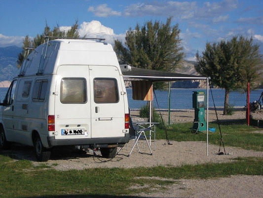 Camping "Zablace" in Baska auf Krk (Kroatien), Traumhafte Badebucht, traumhafte, von Bergen umgebene Lage, super Strand. Der Urlaubsbräune steht hier nichts im Weg. Man hat viel Sonne zum genießen