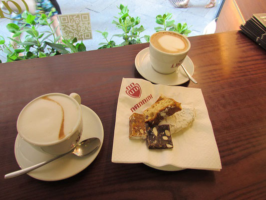 Kaffee und Dolci im Cafe Nannini. Wie überall in Italien, auch hier der Kaffee mit 1,20 Euro erschwinglich
