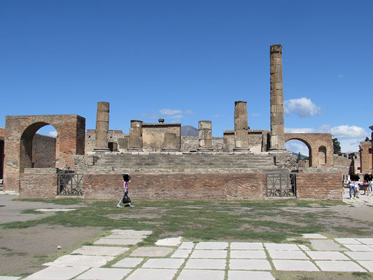 Ruinen auf dem Hauptplatz in Pompeji. Es ist deutlich markiert, welche Teile der Bauten original, und welche neu ergänzt wurden