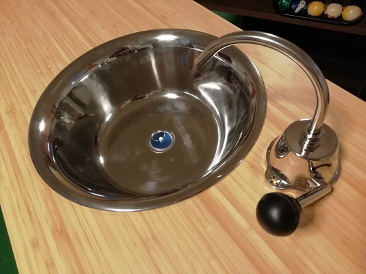 Edelstahlwaschbecken inkl. Wasserhahn. Das Wasser wird mittels Handpumpe gefördert, somit entfällt die lästige Elektroverkabelung.