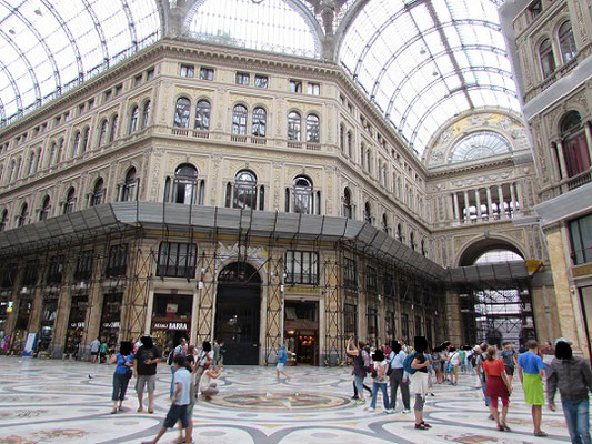 Marmorböden, edle Läden, die Galerie ist eines der Markenzeichen von Neapel