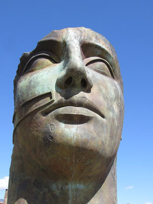 Zahlreiche Statuen stehen restauriert in Pompeji