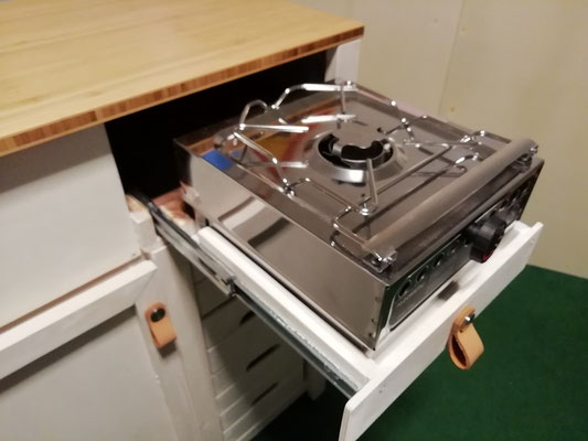 Spirituskocher mit großem Tank. Edelstahlausführung in Profiqualität. Mit dem Kocher entfällt die aufwändige Gasinstallation im Fahrzeug. Wichtig bei Kochern, sie müssen für den Einbau im Innenraum zugelassen sein.