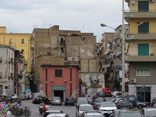 Die Seitenstrassen von Neapel, alles dicht gedrängt.