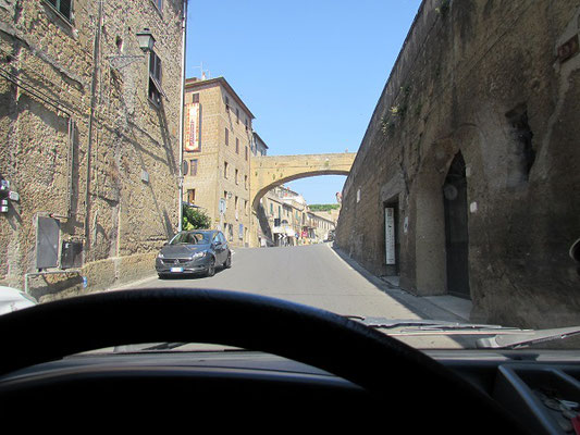 Cockpitausblick bei der Fahrt nach Bolsena. Unser Weg führte uns wieder durch Pitigliano. Hier sieht man die Anfahrt auf die 180 Grad Kehre im Ort