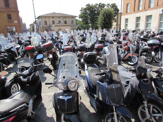 Die Parksituation in Siena. Wie überall in Italien sind Zweiräder hier sehr stark vertreten